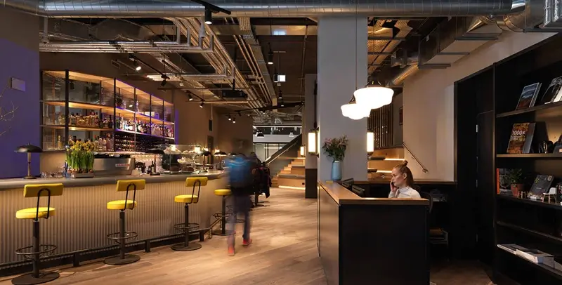 Wynajem biur wirtualnych Londyn Wielka Brytania - Fora Space luksusowy coworking ze stylową strefą barową, biblioteką, designerskimi lampami i multifunkcyjnymi przestrzeniami