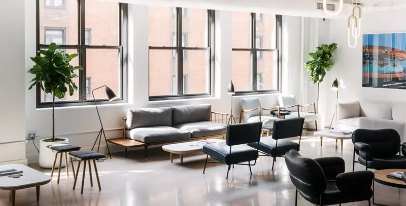 Wynajem biur wirtualnych Nowy Jork Manhattan - Blender Workspace jasny przestronny loft z wielkimi przemysłowymi oknami, minimalistycznym wystrojem i naturalnym światłem